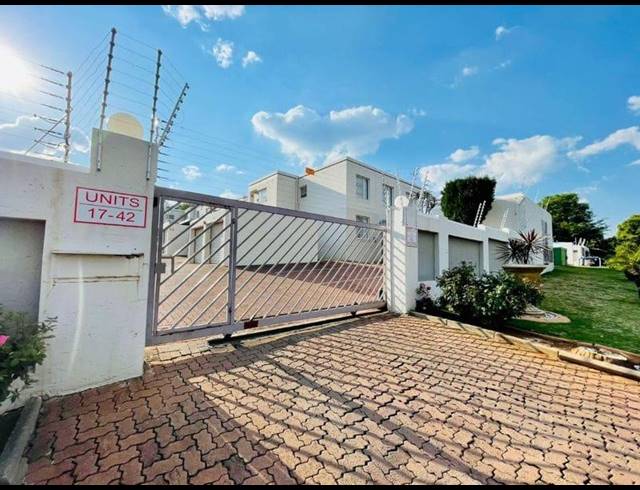 2 BEDROOM TOWNHOUSE FOR SALE IN GLENVISTA